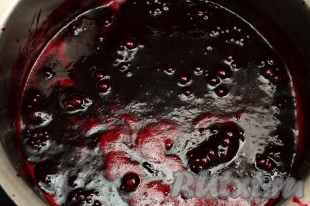 Тщательно перемешать ежевику с сахаром, поставить на огонь выше среднего. Периодически перемешивая, довести ежевичное варенье без косточек до кипения, если будет на поверхности пена, её нужно снять. У меня пенки на варенье практически не было.&nbsp;После закипания варить на огне чуть ниже среднего, время от времени перемешивая, 20 минут.&nbsp;