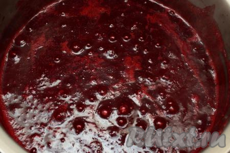 Закипевшее пюре проварить на небольшом огне в течение 5 минут. За это время ягоды хорошо размягчатся и их будет достаточно просто перетирать через сито.