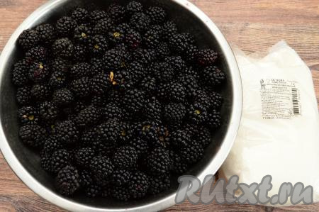 Подготовить продукты для приготовления варенья из ежевики без косточек на зиму.