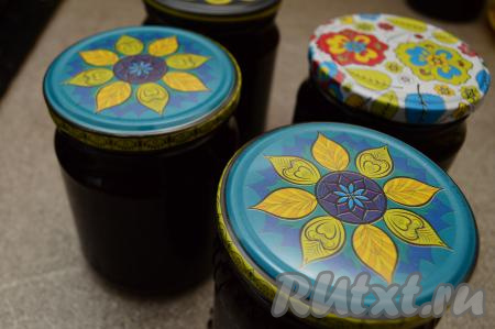 Сразу закрутить (или закатать) варенье крышками. Банки с ежевичным вареньем, не переворачивая, укутать в одеяло (или плед), оставить до полного остывания (я обычно оставляю на сутки), а затем убрать до зимы в холодное место в квартире (или в погреб, подвал).