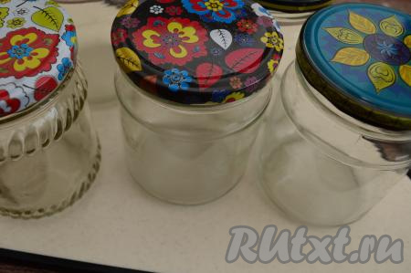 Пока готовится варенье, нужно простерилизовать банки любым удобным для вас способом.&nbsp;Я банки сначала тщательно мою с содой, затем на дно каждой банки наливаю по 1-1,5 сантиметра кипятка, отправляю в микроволновку. 5 банок стерилизую в микроволновке в течение 5 минут на максимальной мощности. Для этого варенья из ежевики без косточек мне потребовались 4 банки объёмом по 0,5 литра и 1 баночка ёмкостью 0,25 литра.&nbsp;Отдельно нужно проварить в воде крышки в течение 3 минут с начала кипения воды. Простерилизованные банки достать аккуратно из микроволновки, вылить из них воду, накрыть прокипячёнными крышками.