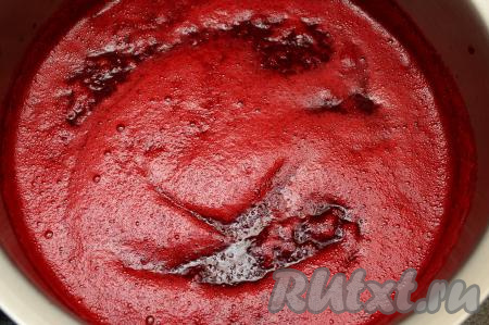 Затем поставить ежевичное пюре на огонь выше среднего. Периодически перемешивая, дождаться закипания ягодного пюре, снять с поверхности образовавшуюся пенку. Убавить огонь до минимума.