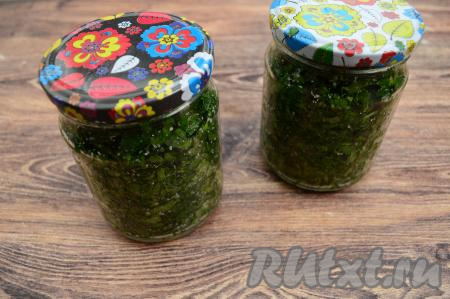 Закрутить банки стерильными крышками и убрать на хранение в холодильник.