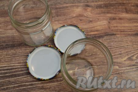 Пока зелень обсыхает, можно заняться банками. Банки хорошо промыть с содой и простерилизовать любым удобным вам способом. Закручивающиеся крышки прокипятить 3 минуты с момента закипания воды. На предложенное в ингредиентах количество петрушки мне потребовались 2 банки объёмом по 0,5 литра каждая. Банки я стерилизую так: банки, вымытые с содой, на 1 сантиметр заполняю кипящей водой, ставлю в микроволновку и на максимальной мощности стерилизую 3 минуты, затем лишнюю воду из банок сливаю, после этого, прикрыв баночки прокипячёнными крышками, даю им немного обсохнуть.