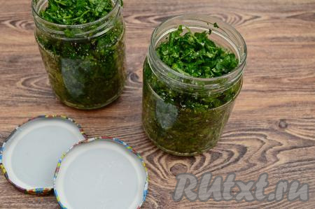 Теперь заполнить стерильные банки петрушкой с солью.