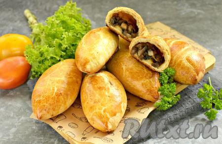 Пирожки из слоёного теста с грибами в духовке