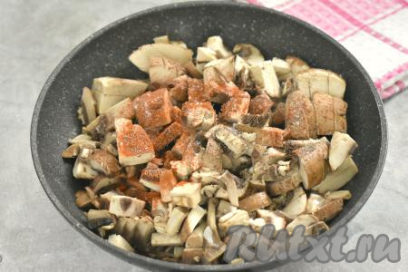 Шампиньоны (или отваренные лесные грибы) нарезаем на небольшие кубики, добавляем к обжаренному луку, перемешиваем. Приправляем специями (в качестве специй я использовала паприку и чёрный молотый перец).