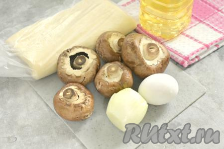 Достать из морозилки слоёное тесто (можно взять как дрожжевое, именно его я и купила, так и бездрожжевое слоёное тесто), оставить его размораживаться при комнатной температуре. Пока размораживается тесто, займёмся грибной начинкой для пирожков. Я готовила пирожки с шампиньонами, поэтому грибы просто промыла водой, дала им немного обсохнуть. Можно взять и предварительно отваренные в течение 25-30 минут лесные грибы, их после варки нужно будет откинуть на дуршлаг, чтобы стекла лишняя вода. Лук очищаем.