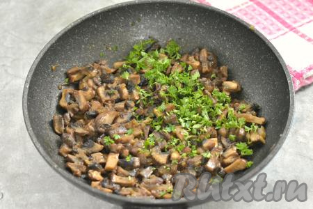 Обжариваем грибы с луком на среднем огне, не забывая периодически перемешивать, до выпаривания жидкости (ориентировочно в течение 8-10 минут). За 1-2 минуты до окончания жарки солим грибы, перемешиваем. Пока обжариваются грибы, моем, обсушиваем&nbsp;зелень (у меня - петрушка), нарезаем мелко. Жареные грибы посыпаем мелко нарезанной зеленью, перемешиваем, убираем с огня, даём остыть и начинка для пирожков из слоёного теста готова.