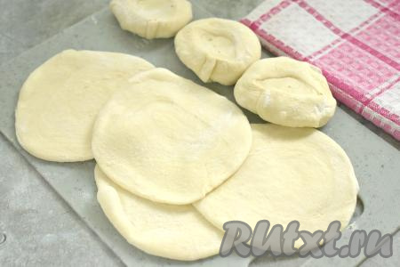 Ставим получившиеся части рулета на срез. Каждую часть рулета прижимаем сверху ладонью, а затем с помощью скалки раскатываем в лепёшку диаметром 10-11 сантиметров. В результате у нас получатся 7 лепёшек.