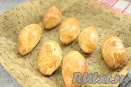 Выпекаем пирожки с грибами минут 20-25 (до подрумянивания слоёного теста).