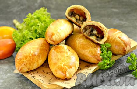 Готовые пирожки выглядят очень аппетитно. Сочетание ароматной, сочной грибной начинки и нежного слоёного теста делает эту домашнюю выпечку одной из моих любимых! Угощайтесь!