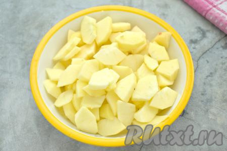 Достаём слоёное дрожжевое тесто из морозилки, оставляем его размораживаться при комнатной температуре (тесто должно стать достаточно мягким). Пока тесто размораживается, займёмся начинкой для пирога. Яблоки очищаем, удаляем семена. Нарезаем яблоки на небольшие ломтики.