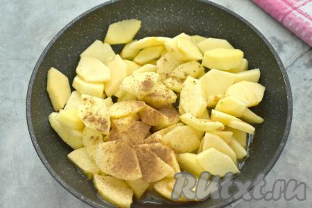 В эту карамельную массу выкладываем нарезанные яблоки, посыпаем их молотой корицей, перемешиваем.