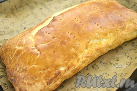 Отправляем пирог с яблоками в прогретую до 200 градусов духовку, выпекаем минут 20-25 (до приятного подрумянивания слоёного дрожжевого теста).