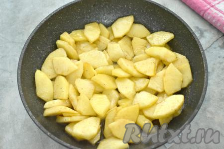 Тушим яблоки на среднем огне до мягкости (ориентировочно 6-7 минут), периодически аккуратно перемешивая. Яблоки должны стать мягкими, но при этом разваливаться они не должны. Убираем размягчившиеся яблоки с огня, даём им остыть и начинка для слоёного пирога готова.