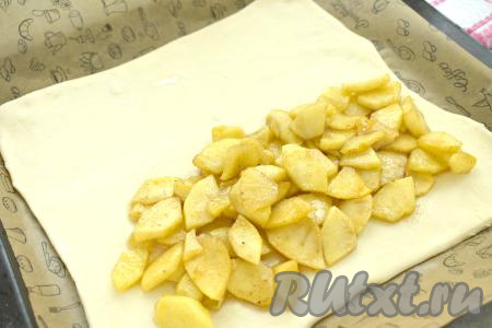 Зрительно делим раскатанное тесто на 2 равные половины. На одну половину теста, отступая от краёв по 2 сантиметра, равномерно выкладываем остывшую яблочную начинку.