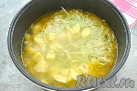 Содержимое чаши мультиварки заливаем 2 литрами воды, по вкусу солим.