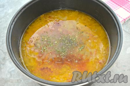 Мультиварку закрываем крышкой. Выбираем режим "Суп", время - 1 час. За 5 минут до окончания режима открываем мультиварку, щи с тушёнкой приправляем специями (я использовала чёрный молотый перец, паприку и сушёный зелёный лук), закрываем мультиварку и готовим до звукового сигнала.