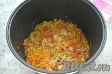 Продолжаем готовить оставшиеся 5 минут, разбивая крупные кусочки тушёнки.