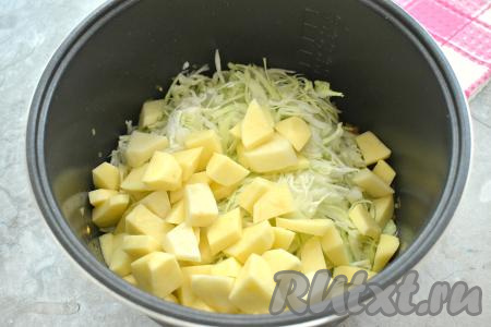 Сразу же добавляем очищенный картофель, нарезанный на средние кубики.