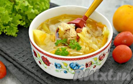 Насыщенные, в меру густые, вкусные, ароматные щи, сваренные&nbsp;из свежей капусты с тушёнкой, разливаем из чаши мультиварки по тарелкам и, по желанию, дополнив сметаной, в горячем виде подаём к столу.