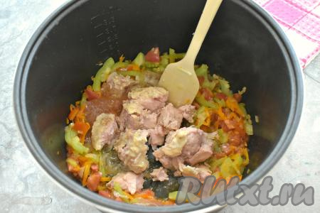 Спустя 5 минут к обжаренным овощам выкладываем из банки тушёнку без жира, перемешиваем. Подойдёт любая тушёнка, у меня - из индейки.