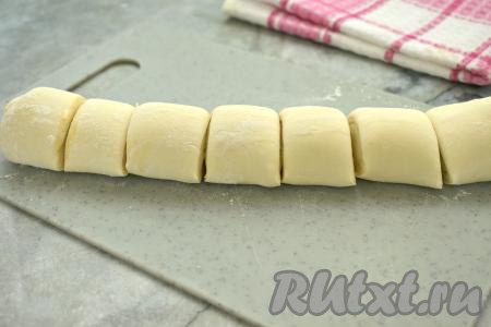 Разморозившийся пласт слоёного теста выкладываем на слегка присыпанную мукой поверхность и, не раскатывая, сворачиваем в плотный рулет. Разрезаем рулет на 7 равных частей.
