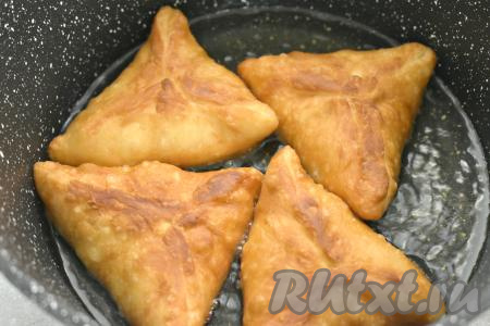 В сковороде разогреваем достаточное количество растительного масла (масло должно доходить почти до середины самсы). В горячее масло выкладываем заготовки самсы в один слой "швом" вниз. Жарим самсу на среднем огне примерно по 2,5 минуты с каждой стороны (до подрумянивания слоёного теста с двух сторон), затем выкладываем на бумажные полотенца, чтобы удалить лишнее масло.