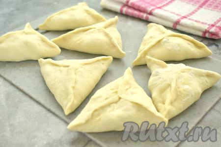 Соединяем края каждой лепёшки в форме треугольника над начинкой и скрепляем края, формируя треугольную заготовку самсы.