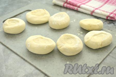 Получившиеся части рулета ставим на срезы и сверху прижимаем ладонью.