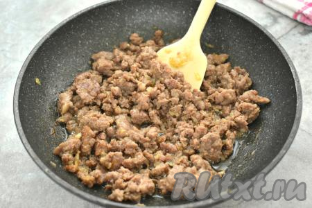 Перемешиваем фарш с луком и обжариваем 8-10 минут, периодически разбивая комочки мяса.&nbsp;Обжаренный фарш убираем с огня, даём остыть и начинка для самсы готова.