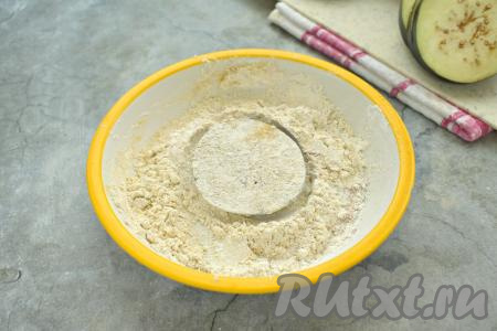 В получившейся крахмальной смеси обваливаем кружочки баклажана со всех сторон.