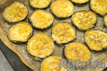 Отправляем противень в разогретую до 200 градусов духовку, запекаем баклажаны в крахмале 15-20 минут (сверху баклажаны должны покрыться лёгкой корочкой, а внутри они станут мягкими).