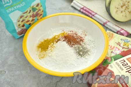 В тарелку всыпаем крахмал, добавляем по вкусу соль и специи (в качестве специй я использовала 0,5 чайной ложки куркумы, 0,5 чайной ложки паприки, чёрный молотый перец). Я взяла кукурузный крахмал, его можно заменить на картофельный.&nbsp;