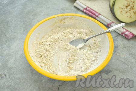 Перемешиваем крахмал со специями.