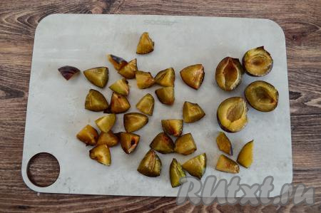 Сливы промыть водой, очистить от косточек. Вес слив, очищенных от косточек, был&nbsp;350 грамм. Нарезать сливы не очень мелко.