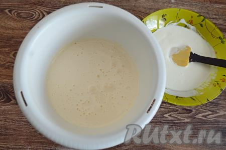 К яйцам, взбитым с сахаром, добавить смесь сметаны и соды, перемешать лопаткой (или столовой ложкой).