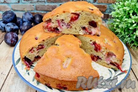 Шарлотка со сливами на сметане