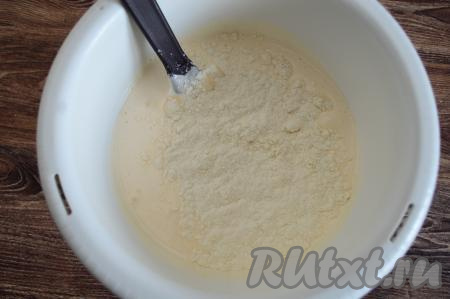 Всыпать в чашу 100 грамм просеянной муки. Вмешать муку лопаткой (или столовой ложкой), стараясь не сбить воздушность взбитых яиц. Я перемешиваю тесто движениями лопатки снизу вверх, как бы складывая тесто от краёв к середине, благодаря этому мука хорошо распределяется по тесту и при этом сохраняется воздушность взбитых яиц. Затем подсыпать просеянную муку по 1 столовой ложке, каждый раз хорошо вмешивая её. Итоговое тесто для шарлотки должно напоминать сметану средней густоты. Как только добились такой консистенции теста, значит после этого муку добавлять не нужно. Муки у вас может уйти чуть больше или чуть меньше, чем указано в ингредиентах, так как многое зависит от размера яиц и свойств самой муки.