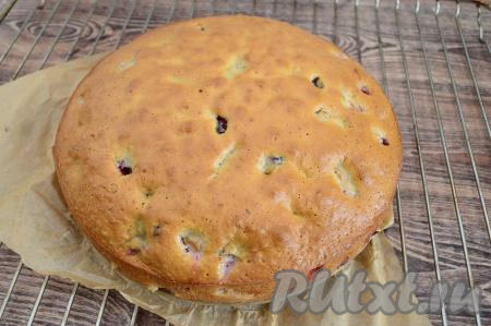 Поставить форму с тестом, замешанным на сметане, в духовку, разогретую до 180 градусов. Выпекать шарлотку со сливами минут 40-45. Для того чтобы проверить готовность, нужно зубочисткой (или деревянной лучиной) сделать глубокий прокол шарлотки по середине. Если после этого зубочистка (или лучина)&nbsp;останется без следов теста, значит выпечка готова. Достать готовую выпечку из духовки, оставить в форме минут на 5. Затем аккуратно вынуть шарлотку из формы, переложить на решётку и оставить до полного остывания.