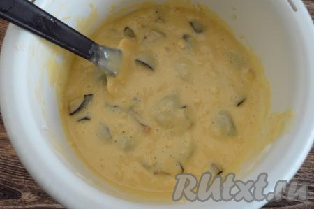 Аккуратно перемешать, равномерно распределяя сливы по всему тесту.