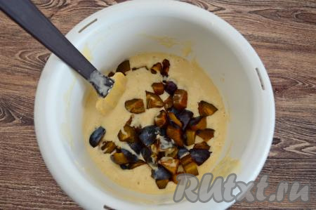 Выложить нарезанные сливы в тесто.