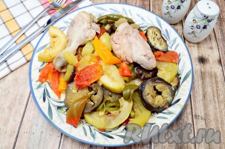 Курицу с овощами подать к столу в горячем виде, дополнив по вкусу любимым соусом. Благодаря тому, что блюдо запекалось в рукаве в духовке, куриное мясо получается нежнейшим, хорошо пропаренным, пропитанным овощными соками, а овощи - очень аппетитными. Сытно, полезно и вкусно, попробуйте!