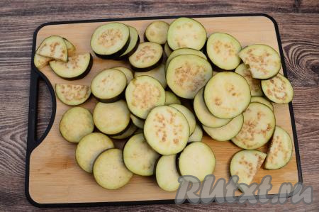 Баклажаны вымыть, отрезать кончики с двух сторон. Нарезать баклажаны на кружочки толщиной примерно 5-7 миллиметров.