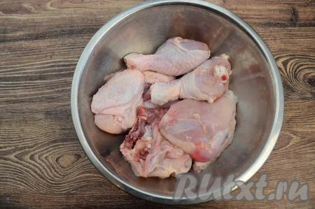 Порционные кусочки курицы вымыть, обсушить. Я взяла 2 крылышка, 2 ножки и 2 бедра. Кожу с жиром с бёдер я удалила, а крылышки и ножки готовила с кожей. Части курицы посолить, приправить любимыми специями, перемешать.