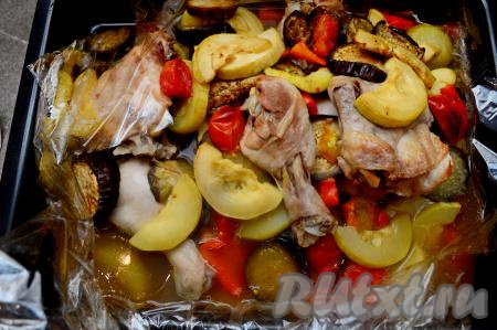 Противень с рукавом с курицей и овощами поместить в разогретую до 180 градусов духовку и запекать 1 час 30 минут. Готовое блюдо достать из духовки, аккуратно, чтобы не обжечься, разрезать рукав и попробовать на готовности овощи и курицу. Готовность курицы проверяем, проткнув самую толстую часть. Если вытекает прозрачный сок, значит мясо готово. Овощи готовы, если они легко протыкаются ножом.