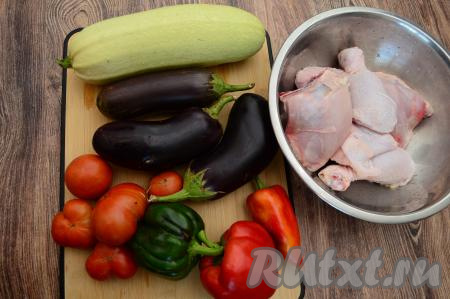 Подготовить продукты для приготовления курицы с овощами в рукаве в духовке. Я взяла средний кабачок, 3 небольших баклажана, 3 болгарских перца и несколько помидоров. По сути я использовала сезонные овощи, которые были дома. Картошку добавлять я не стала, так как её желательно предварительно отваривать, прежде чем запекать вместе с мясом и другими овощами. При желании в это блюдо можно добавить и другие овощи, например, тыкву.