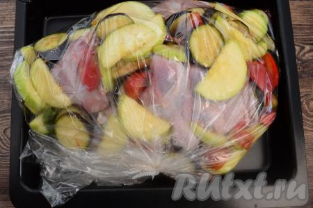 В&nbsp;рукав (или пакет) для запекания выложить овощи и части курицы. Старайтесь, чтобы всё ингредиенты перемешались. Завязать рукав с двух сторон и выложить его на противень.