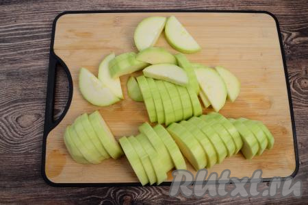 Кабачки очистить от кожуры. Если семечки у кабачка крупные, их нужно будет удалить (я взяла кабачки с мелкими семечками, поэтому семечки оставила). Нарезать кабачки на полукружочки такой же толщины, как нарезаны и баклажаны.